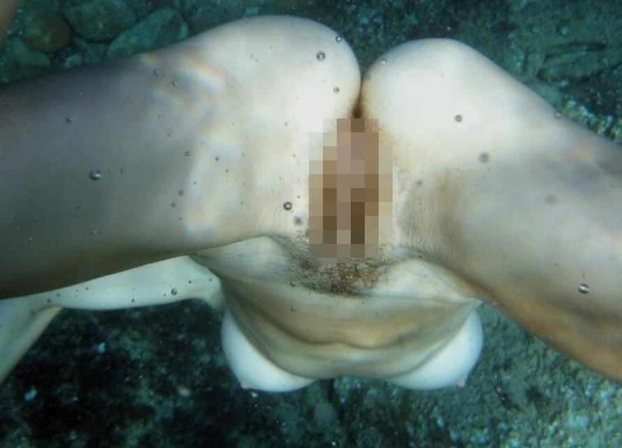 おっぱいやマンコを水中カメラで撮影した神秘的なエロ画像