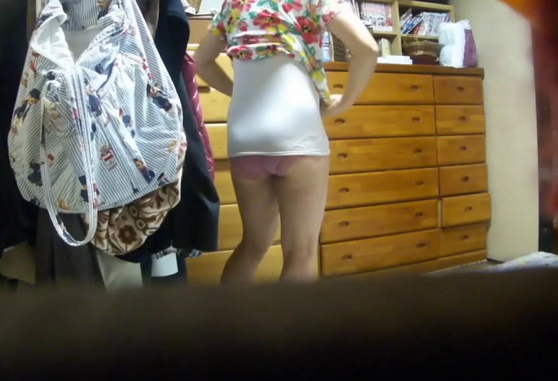 部屋での着替えを盗撮されたり身内が隠し撮りしたエロ画像
