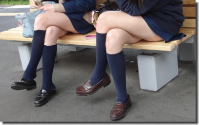 太ももとふくらはぎがいっぱいな複数形の足組みエロ画像 ③