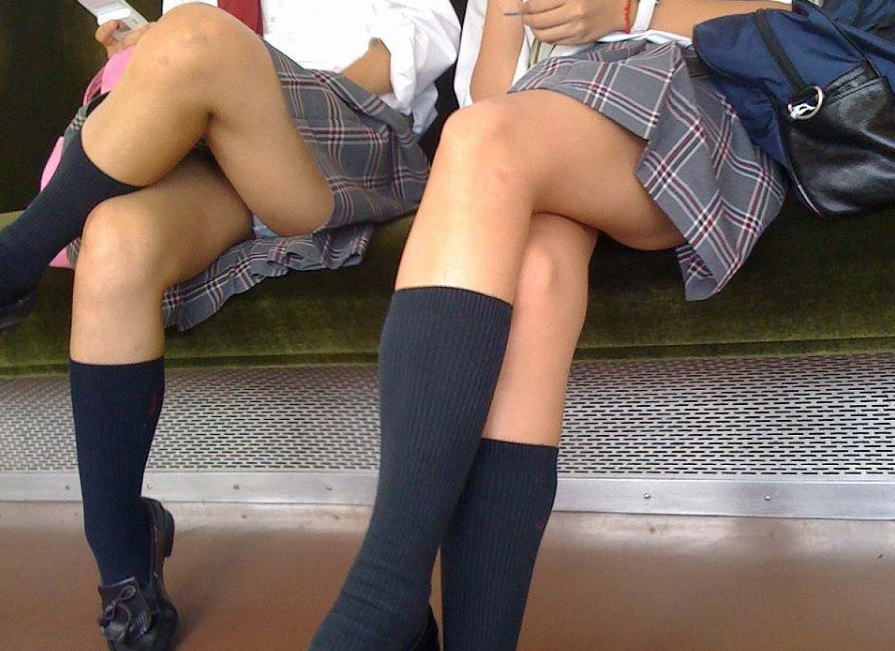 太ももとふくらはぎがいっぱいな複数形の足組みエロ画像