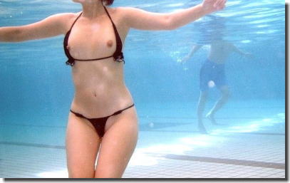 水着からおっぱいやマンコがポロリした水中のハプニング画像集 ④