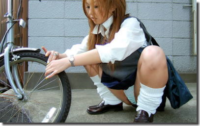 制服JKの定番パンモロポーズといえばM字開脚のエロ画像 ④
