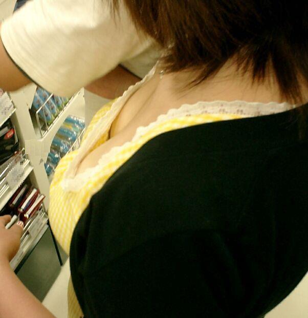 デパート スーパー 買い物 女性客 店内 胸チラ エロ画像【8】