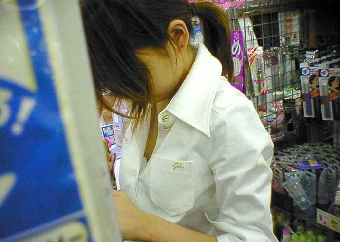 デパート スーパー 買い物 女性客 店内 胸チラ エロ画像【10】