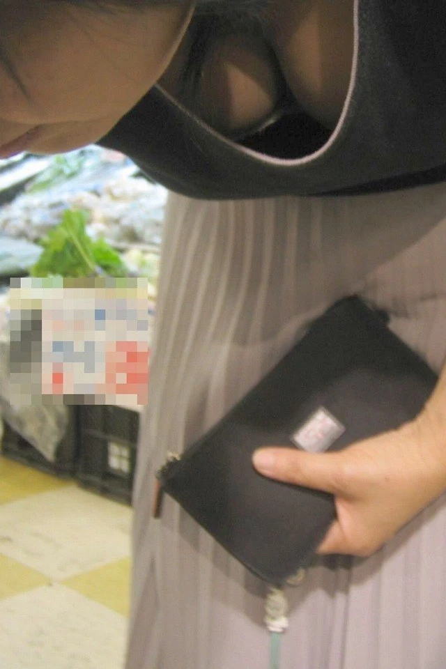 デパート スーパー 買い物 女性客 店内 胸チラ エロ画像【15】