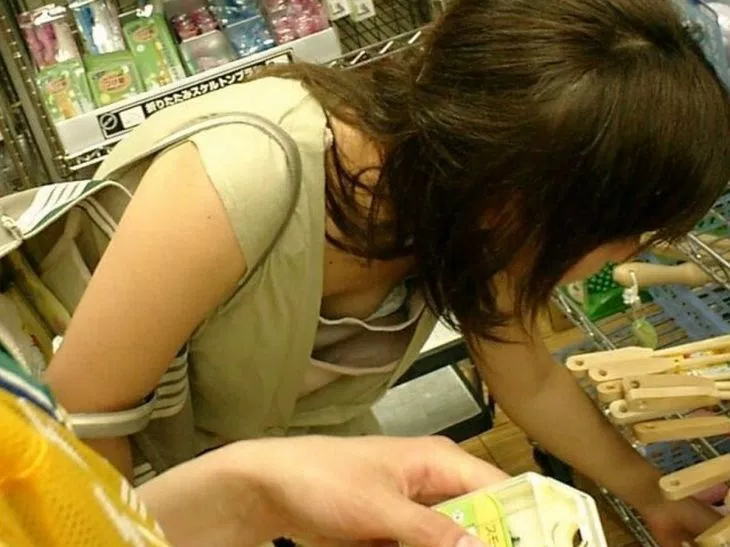 デパート スーパー 買い物 女性客 店内 胸チラ エロ画像【17】