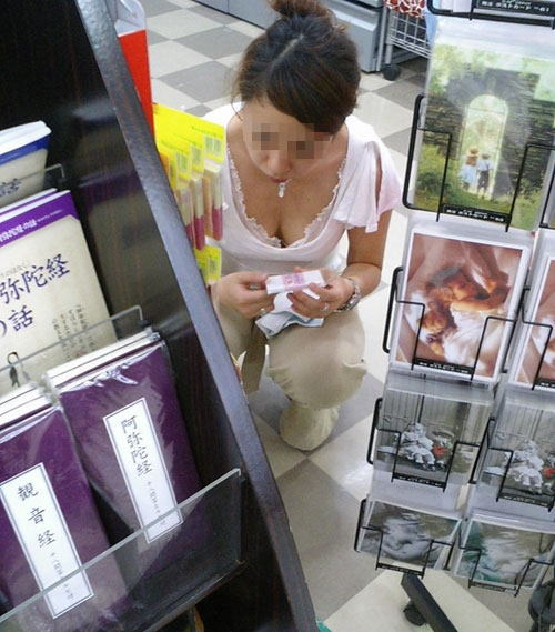 デパート スーパー 買い物 女性客 店内 胸チラ エロ画像【27】