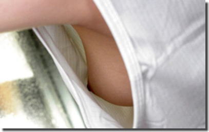 袖から乳首やブラがこんにちは！横から過激に胸チラ画像 ①