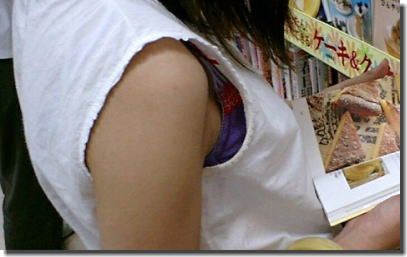 袖から乳首やブラがこんにちは！横から過激に胸チラ画像 ②