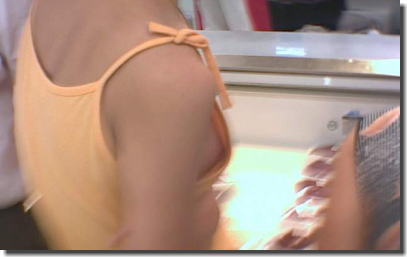 袖から乳首やブラがこんにちは！横から過激に胸チラ画像 ③