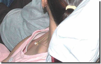 貧乳の浮きブラ乳首！カップの隙間から胸チラチクチラ画像集 ①