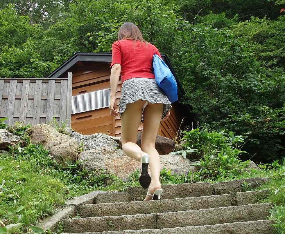 パンツ ミニスカ 階段 パンチラ エロ画像【24】