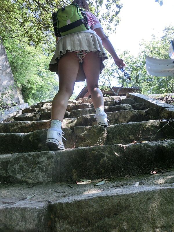 パンツ ミニスカ 階段 パンチラ エロ画像【25】