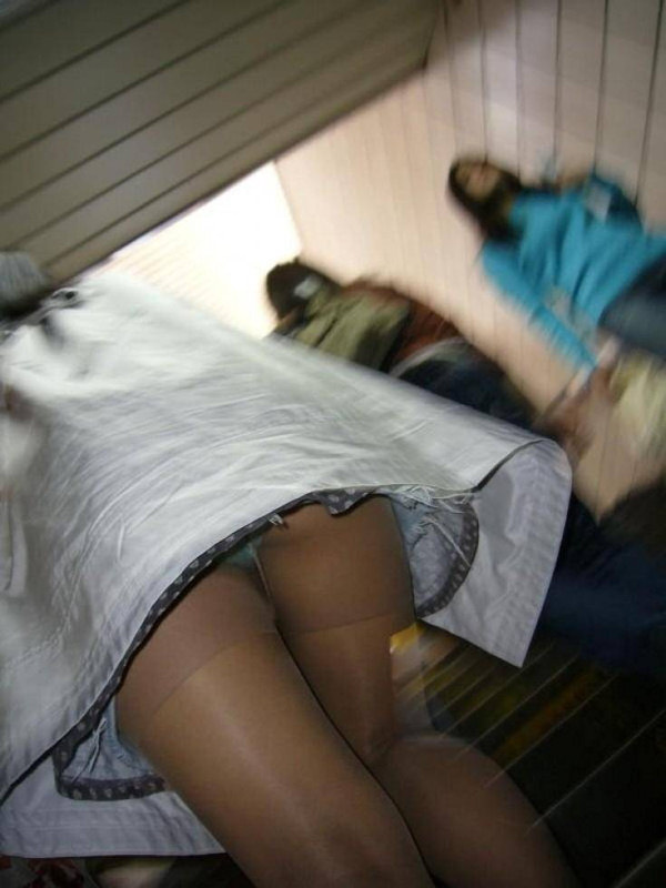 パンツ ミニスカ 階段 パンチラ エロ画像【33】