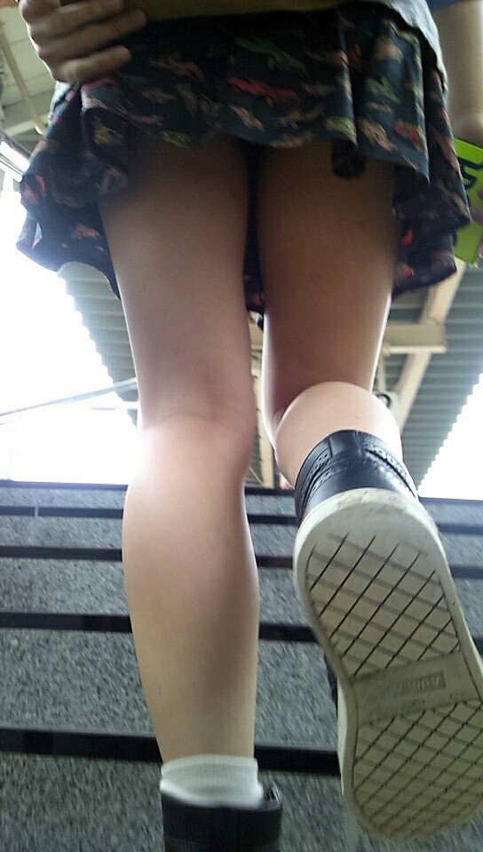 パンツ ミニスカ 階段 パンチラ エロ画像【43】