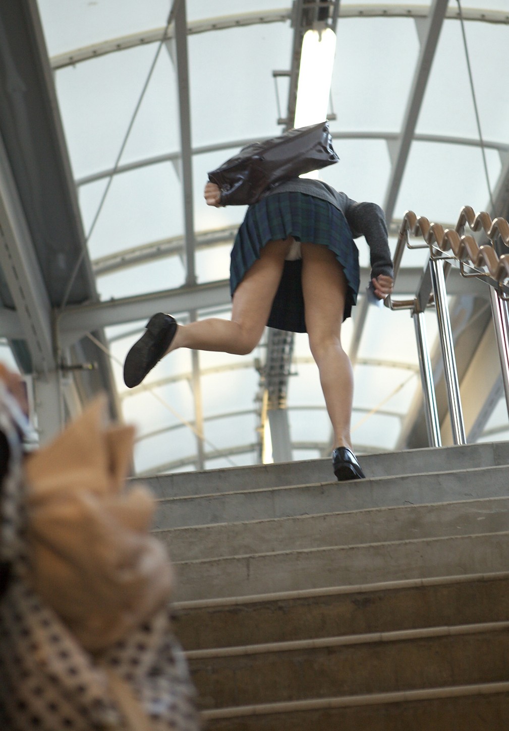 パンツ ミニスカ 階段 パンチラ エロ画像【58】