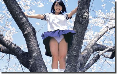 JKのスカートヒラリ！パンツチラリ！なパンチラエロ画像 ①