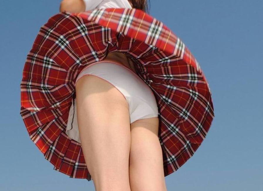 JKのスカートヒラリ！パンツチラリ！なパンチラエロ画像