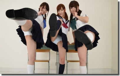 女子校生に蹴られてパンツも見たい男のためのパンチラ画像集 ④