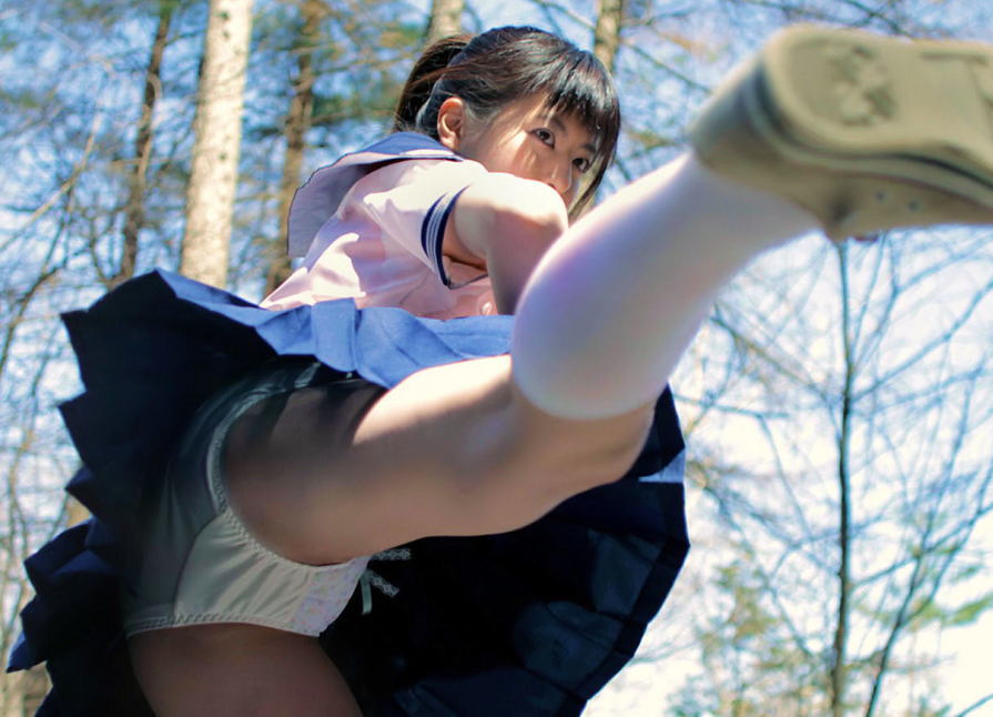 女子校生に蹴られてパンツも見たい男のためのパンチラ画像集