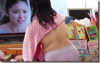 彼女や嫁が家の中でだらだらテレビ観ている家庭内のエロ画像 ③