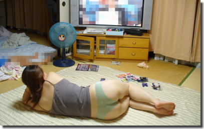 彼女や嫁が家の中でだらだらテレビ観ている家庭内のエロ画像 ④