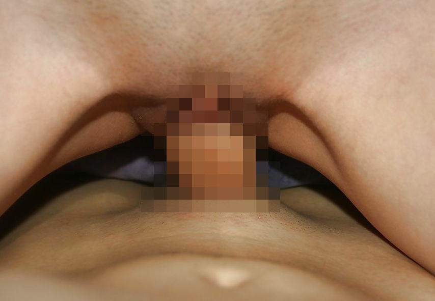 パイパンマンコが騎乗位セックスしてる無毛が上のエロ画像