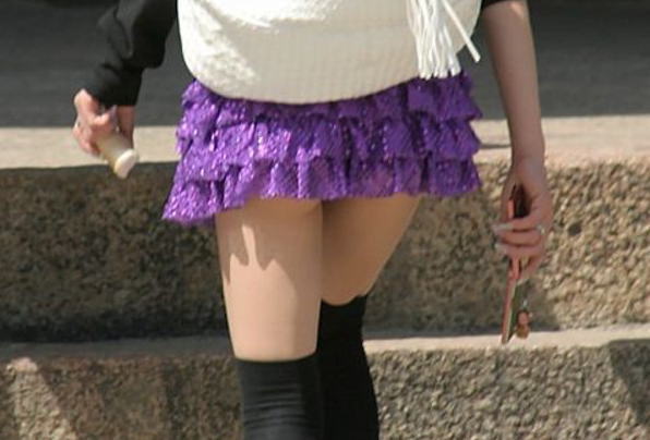ちょっとの風でパンチラしそうなヒラヒラしたミニスカが堪らない素人街撮りエロ画像