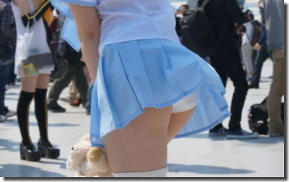コスプレイヤーが悪戯されたコミケの風パンチラ画像集 ①