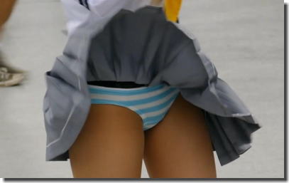 コスプレイヤーが悪戯されたコミケの風パンチラ画像集 ③