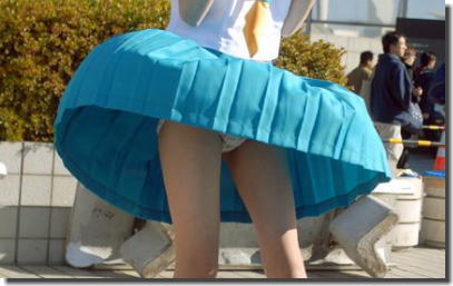 コスプレイヤーが悪戯されたコミケの風パンチラ画像集 ④
