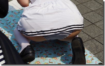 コミケでパンチラする縞パンコスプレイヤーのエロ画像 ②
