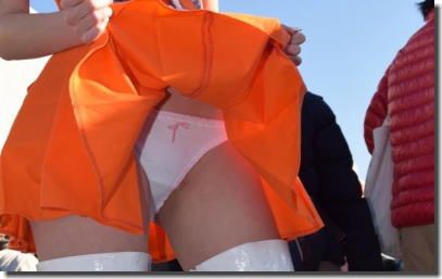 パンツ見て！コミケのたくし上げコスプレイヤー画像集 ①