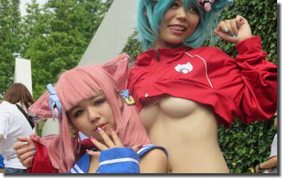 コミケで下乳がハミ乳しているポロリレイヤーのエロ画像 ①