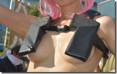 コミケで下乳がハミ乳しているポロリレイヤーのエロ画像 ②