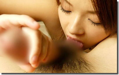 金玉フェラ！男のタマタマをペロペロ舐める女のエロ画像 ③
