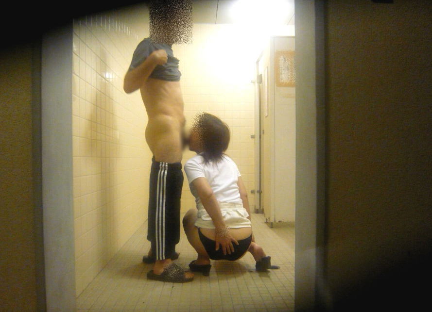 公衆便所・トイレでフェラ！肉便器の正しい口淫エロ画像