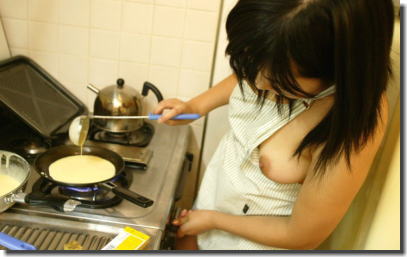 裸エプロンで乳首ポロリなおっぱいエプロンのエロ画像 ④