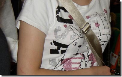 貧乳おっぱいがパイスラしてるたすき掛け街撮りエロ画像 ①