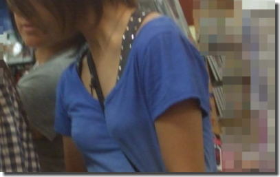 貧乳おっぱいがパイスラしてるたすき掛け街撮りエロ画像 ②