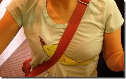 貧乳おっぱいがパイスラしてるたすき掛け街撮りエロ画像 ③