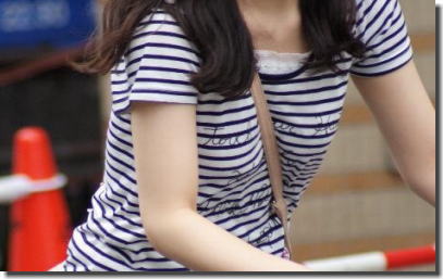 貧乳おっぱいがパイスラしてるたすき掛け街撮りエロ画像 ④