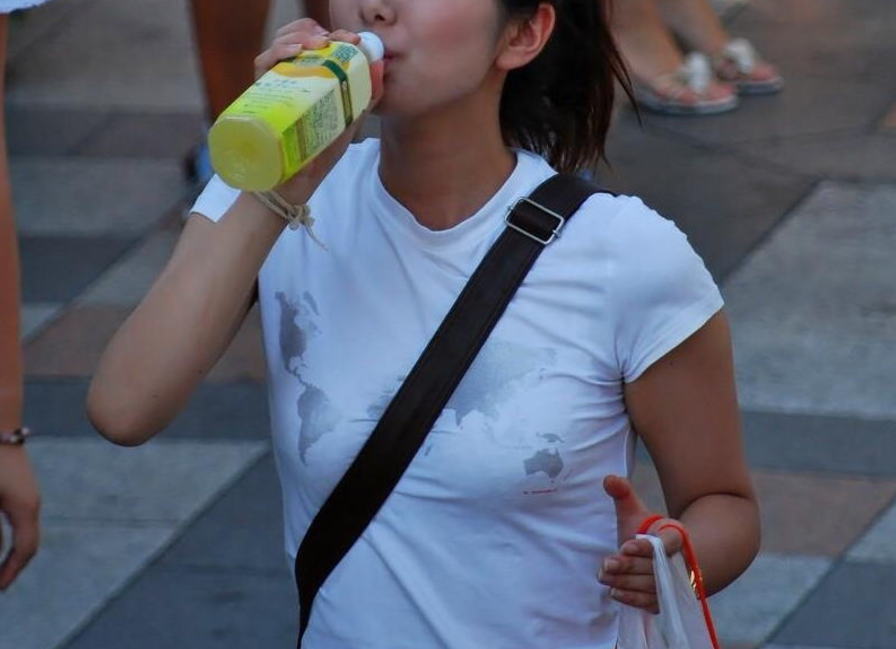 貧乳おっぱいがパイスラしてるたすき掛け街撮りエロ画像