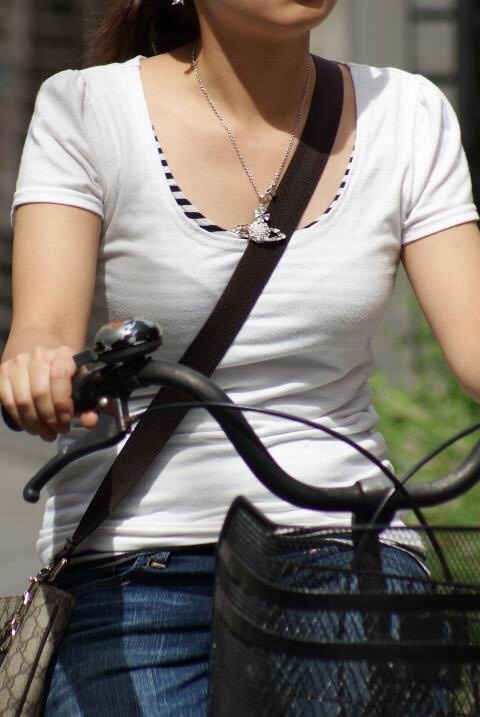 貧乳 おっぱい パイスラ たすき掛け 街撮り エロ画像【16】