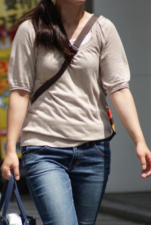 貧乳 おっぱい パイスラ たすき掛け 街撮り エロ画像【17】