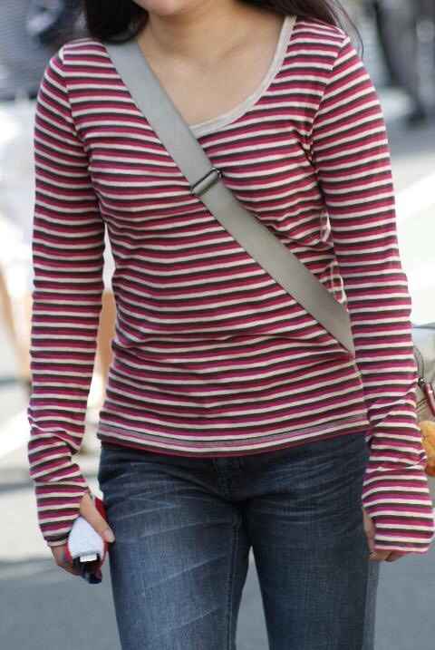 貧乳 おっぱい パイスラ たすき掛け 街撮り エロ画像【19】