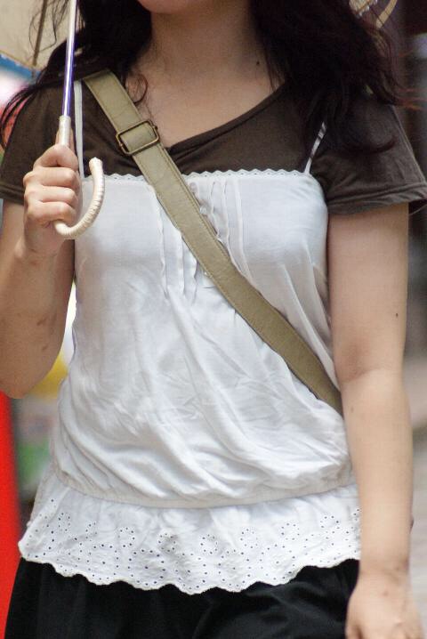 貧乳 おっぱい パイスラ たすき掛け 街撮り エロ画像【20】