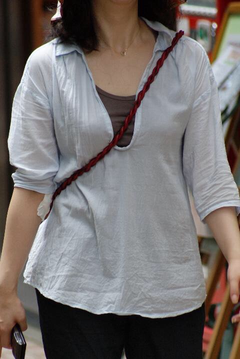 貧乳 おっぱい パイスラ たすき掛け 街撮り エロ画像【21】