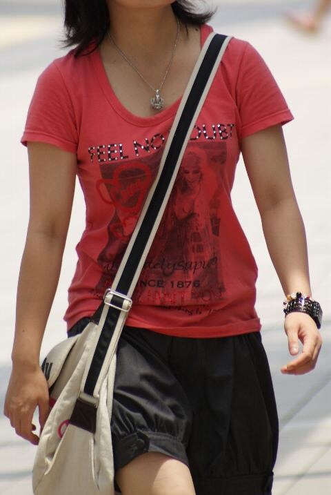 貧乳 おっぱい パイスラ たすき掛け 街撮り エロ画像【22】
