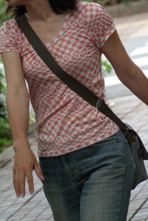 貧乳 おっぱい パイスラ たすき掛け 街撮り エロ画像【23】